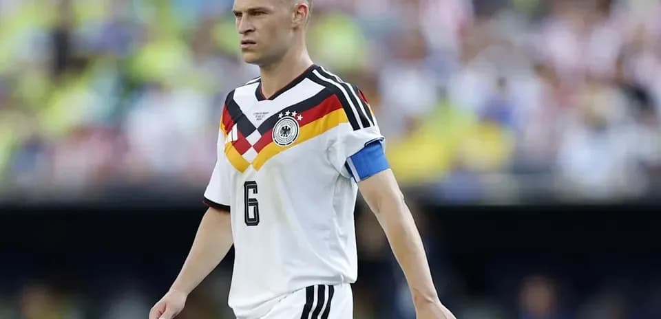 Jugador alemán con cinta de capitán en el campo
