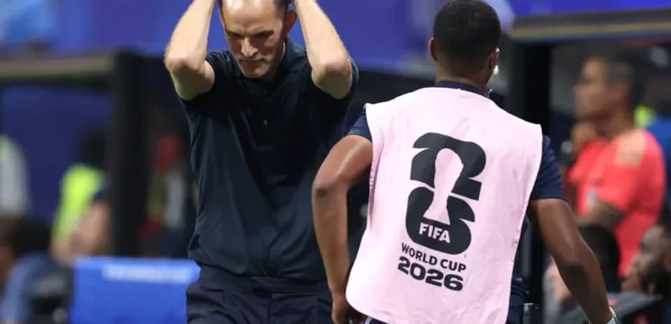 Entrenador preocupado en el banquillo durante el partido