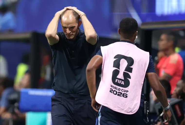 Entrenador preocupado en el banquillo durante el partido