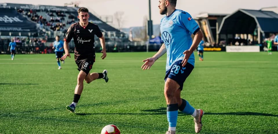 Jugador con balón durante el partido de fútbol