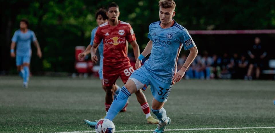 Jugador de NYCFC II en acción durante el partido