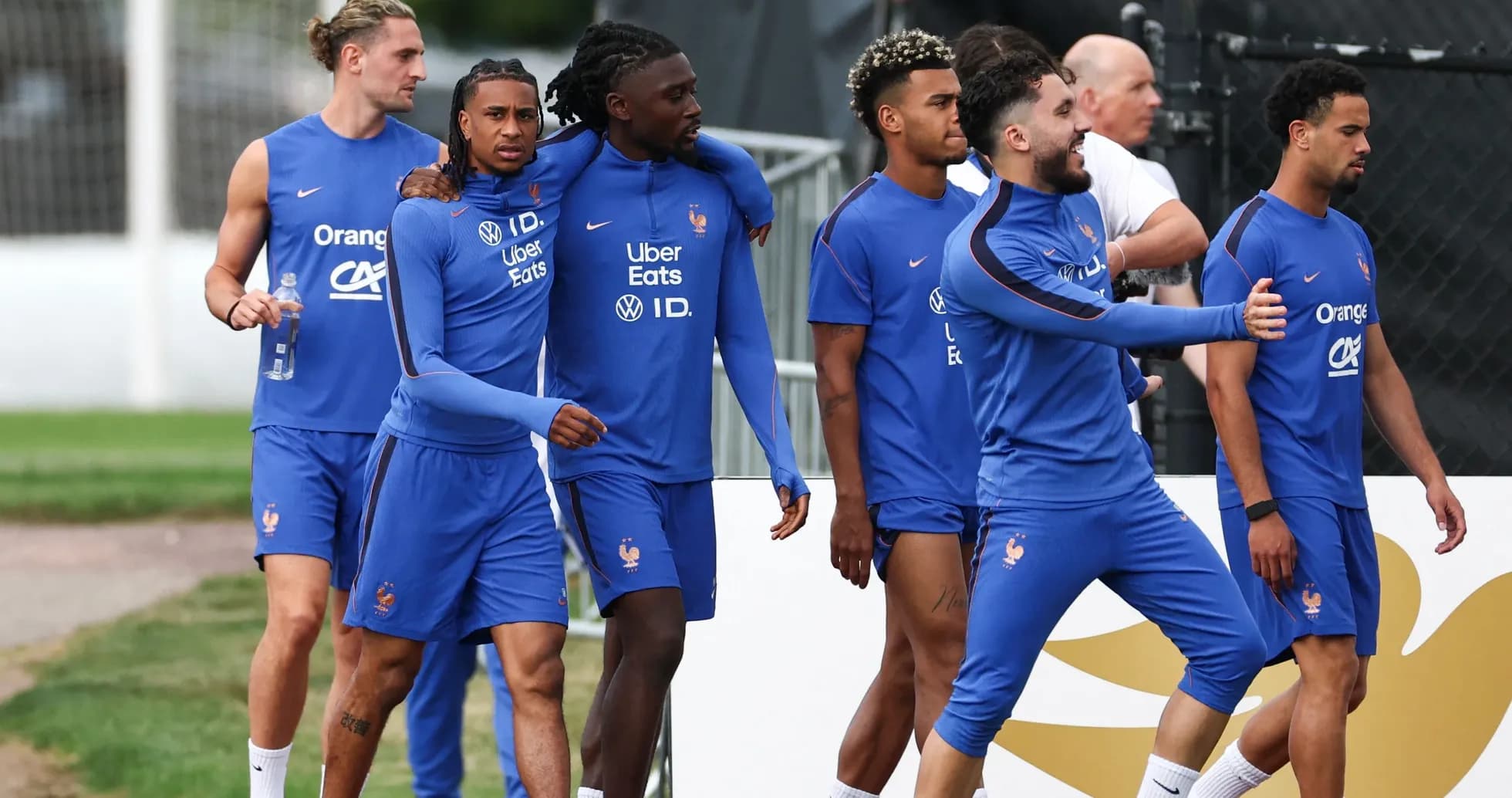 Jugadores de Francia caminando durante el entrenamiento