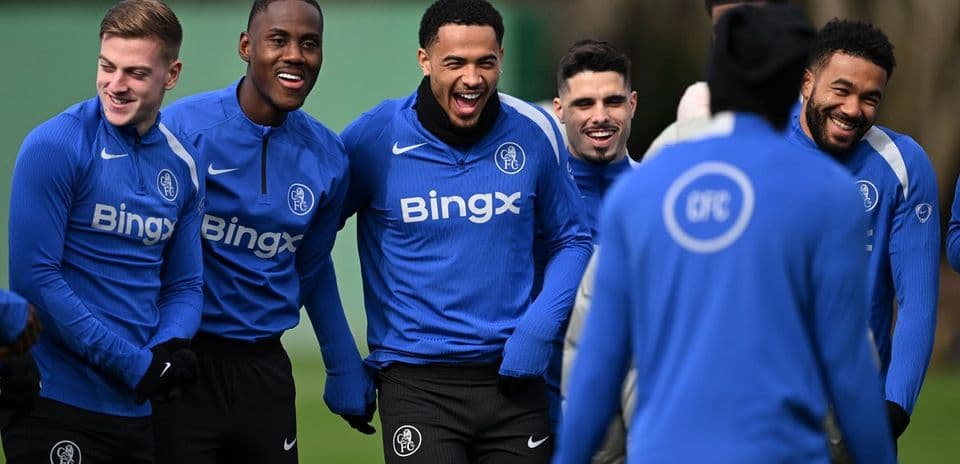 Jugadores de Chelsea riendo durante entrenamiento