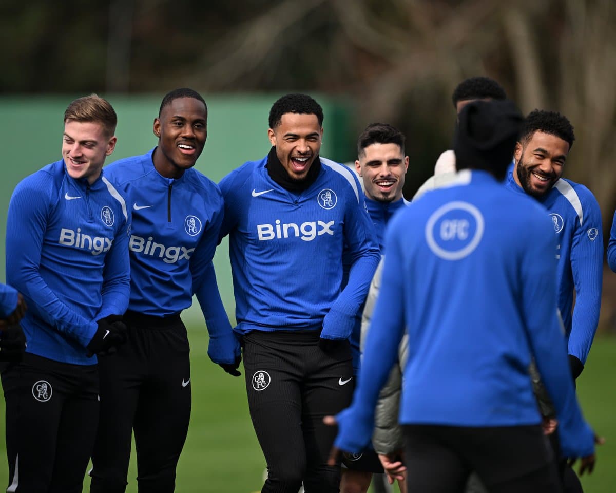 Jugadores de Chelsea riendo durante entrenamiento