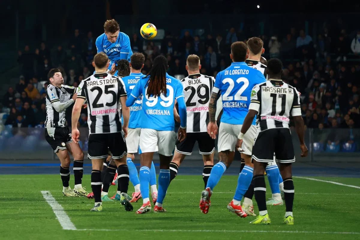 Jugador de Napoli saltando en un tiro libre