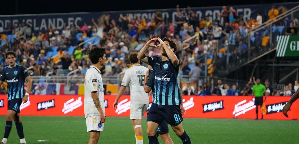 Jugadores celebrando durante el partido de fútbol