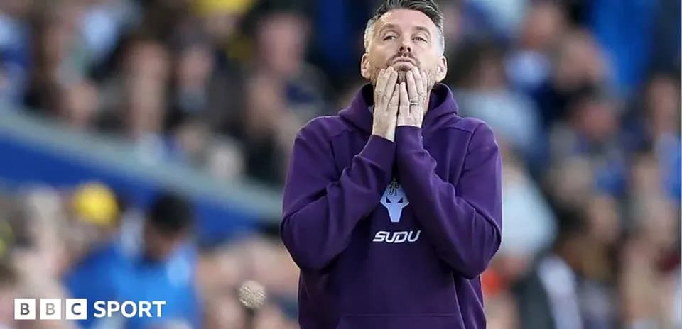 Entrenador preocupado en la banda durante el partido