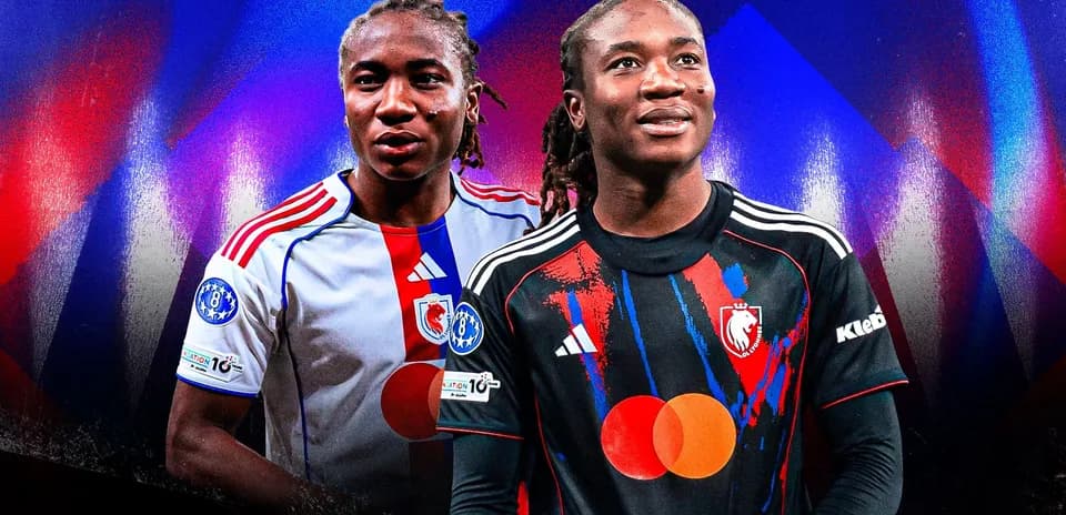 Dos jugadores de fútbol en camisetas de clubes
