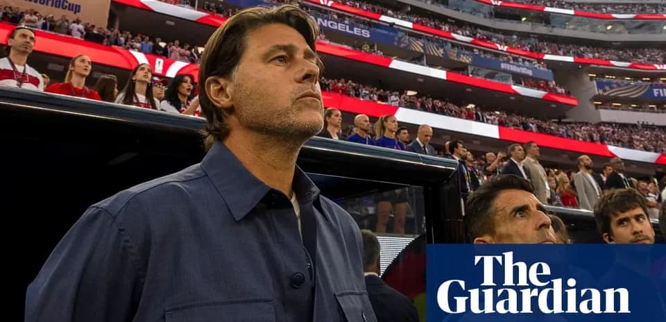 Entrenador observando el partido desde la línea de banda