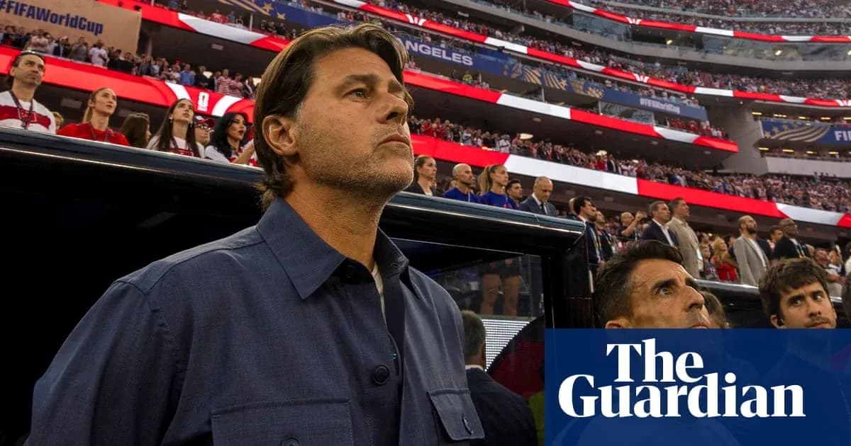 Entrenador observando el partido desde la línea de banda