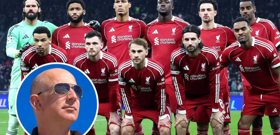 Equipo de Liverpool posando en formación para foto
