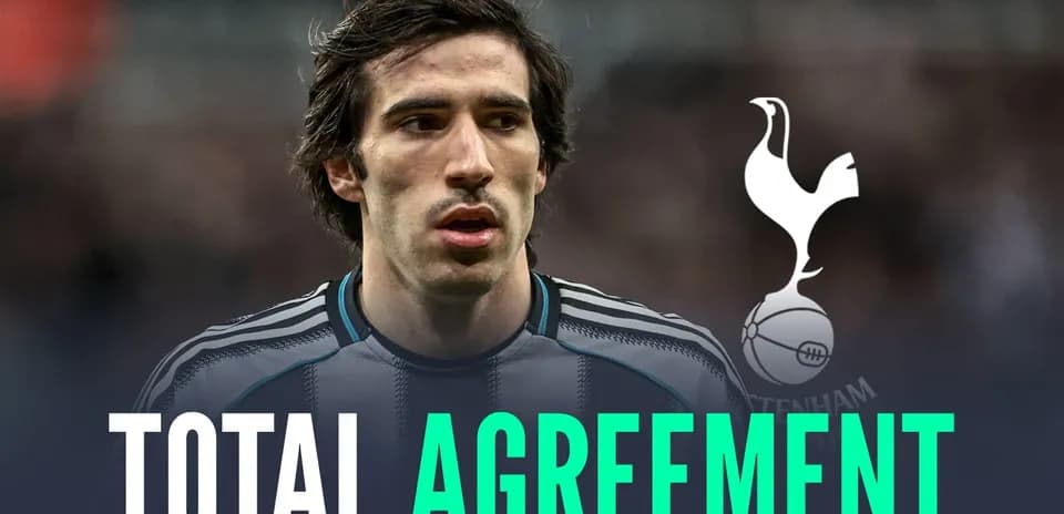 Jugador con camiseta de fútbol y logo de Tottenham