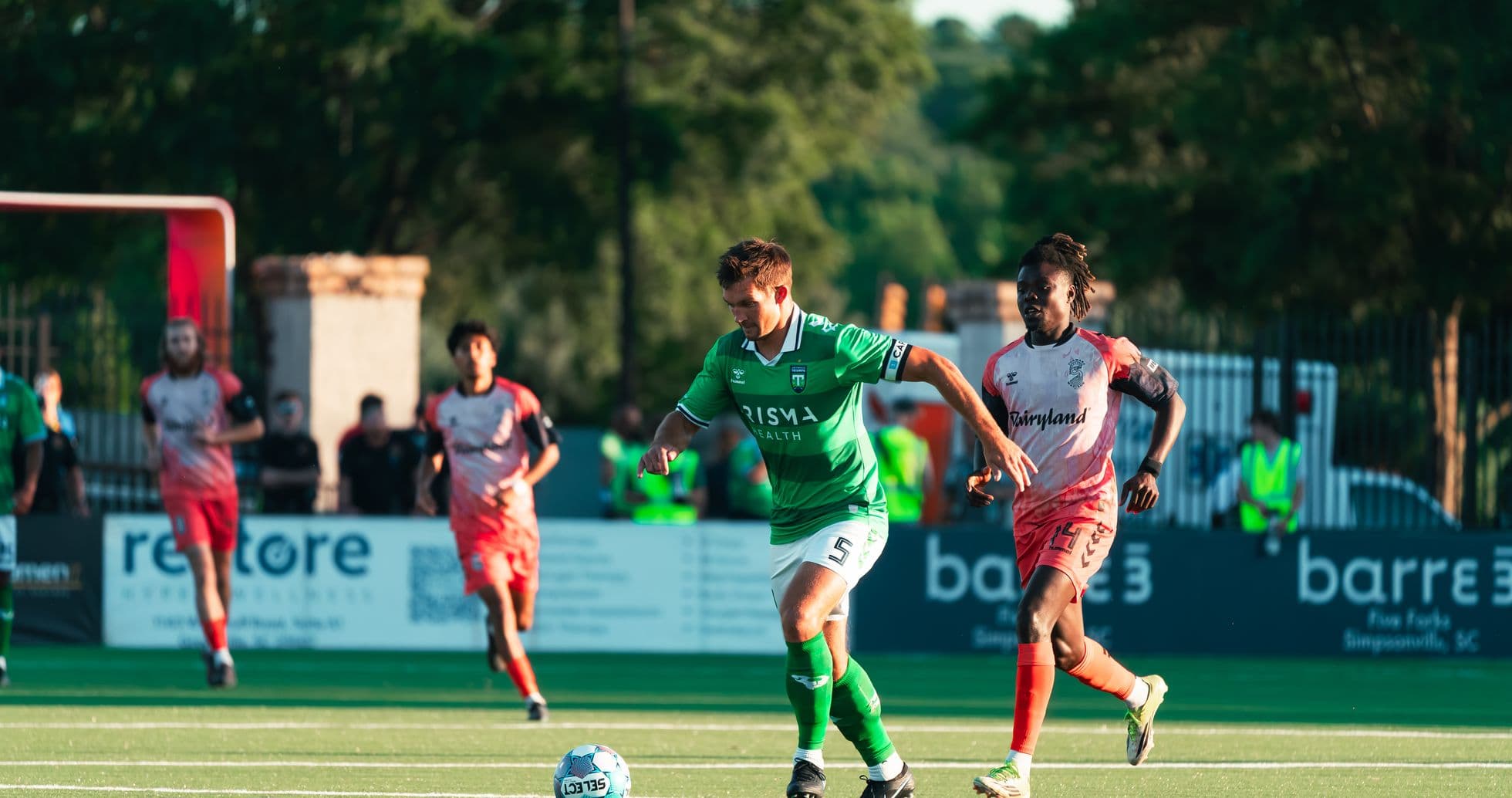 Jugador de Greenville Triumph avanzando con el balón