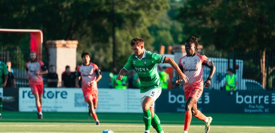 Jugador de Greenville Triumph avanzando con el balón