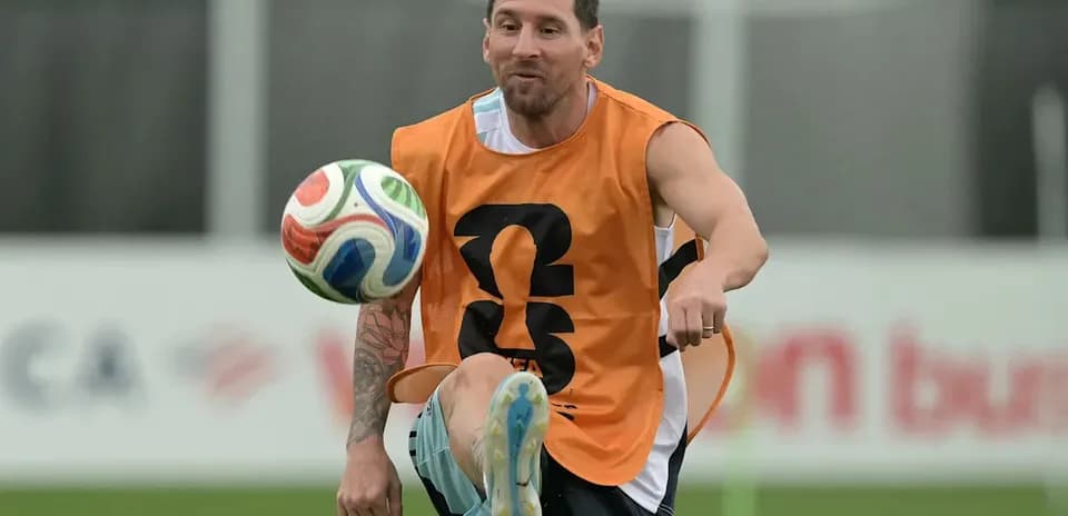 Jugador entrenando y controlando el balón en práctica