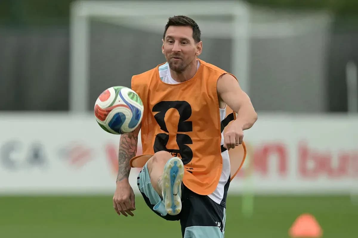 Jugador entrenando y controlando el balón en práctica