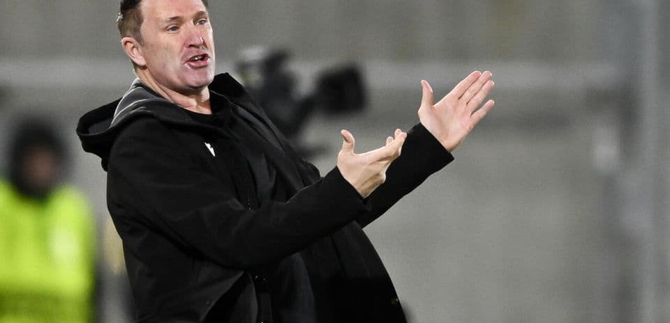 Entrenador gesticulando durante el partido