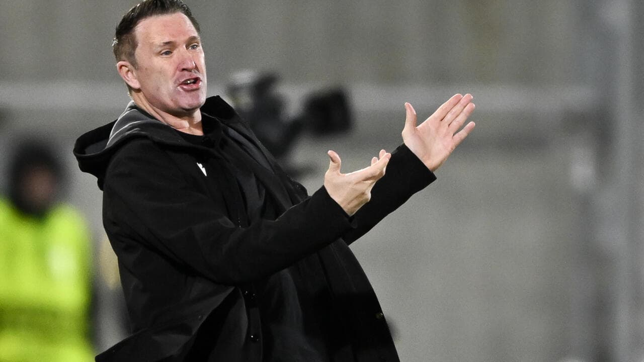 Entrenador gesticulando durante el partido