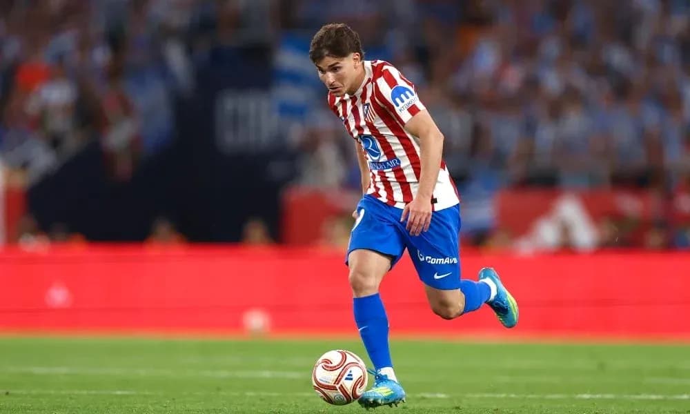 Jugador del Atlético de Madrid corriendo con el balón