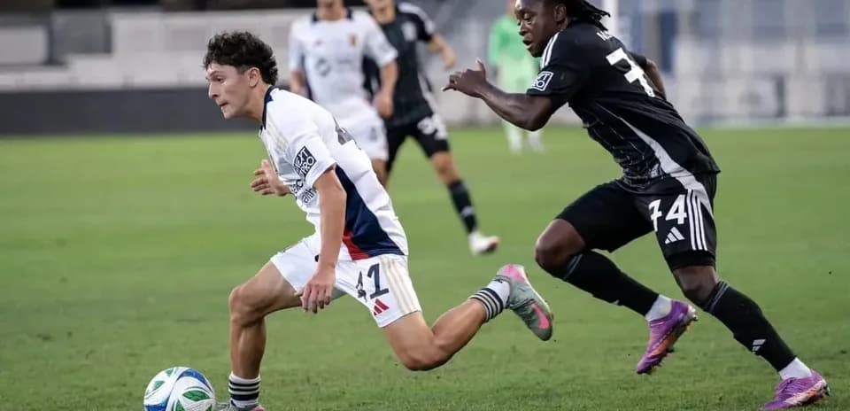 Jugador corriendo con balón en el partido