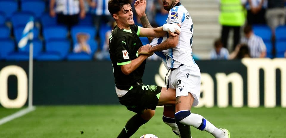 Jugadores compitiendo por el balón en La Liga