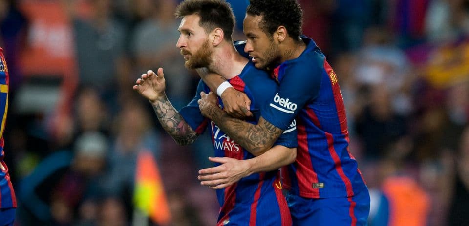 Lionel Messi y Neymar celebrando un gol en el partido
