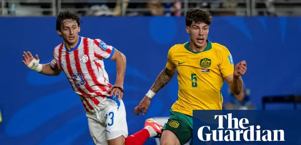 Jugadores de Paraguay y Australia corriendo durante el partido