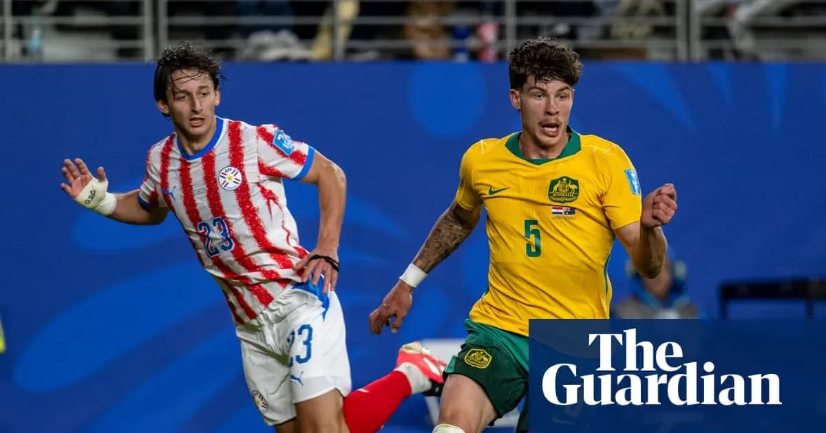 Jugadores de Paraguay y Australia corriendo durante el partido