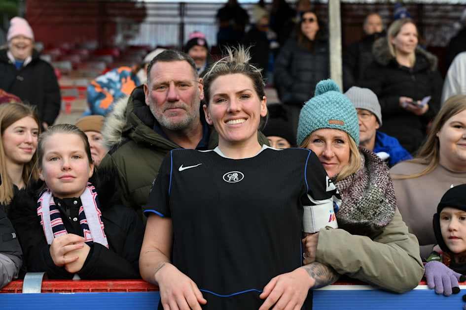 Jugadora sonriendo con aficionados en las gradas