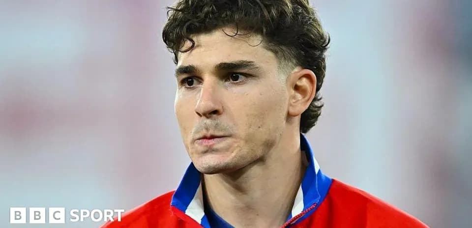 Jugador mirando hacia el frente con expresión seria