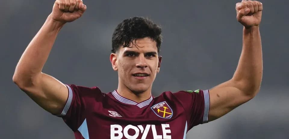 Jugador de West Ham celebrando con los puños en alto