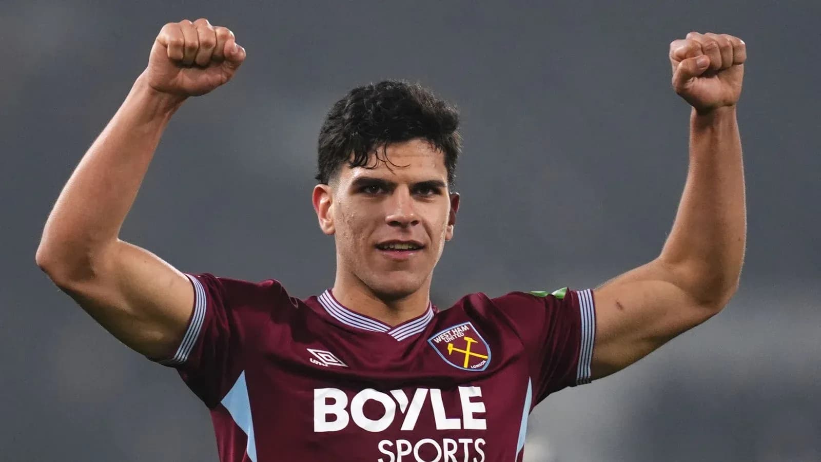 Jugador de West Ham celebrando con los puños en alto