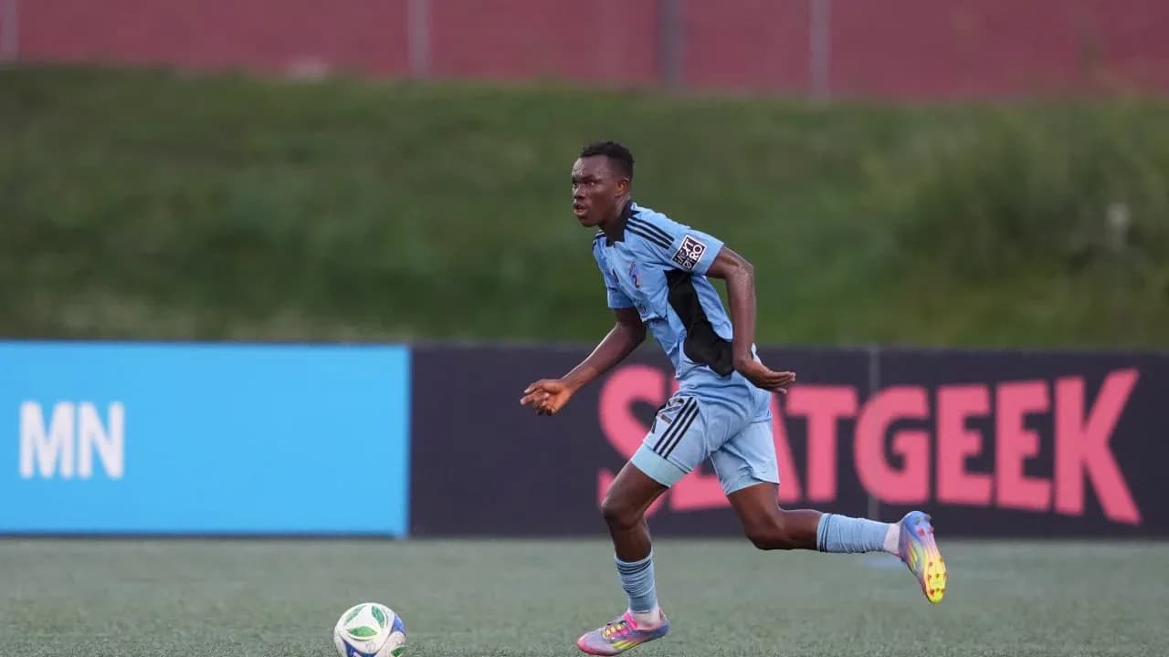 Jugador corriendo con el balón en el partido