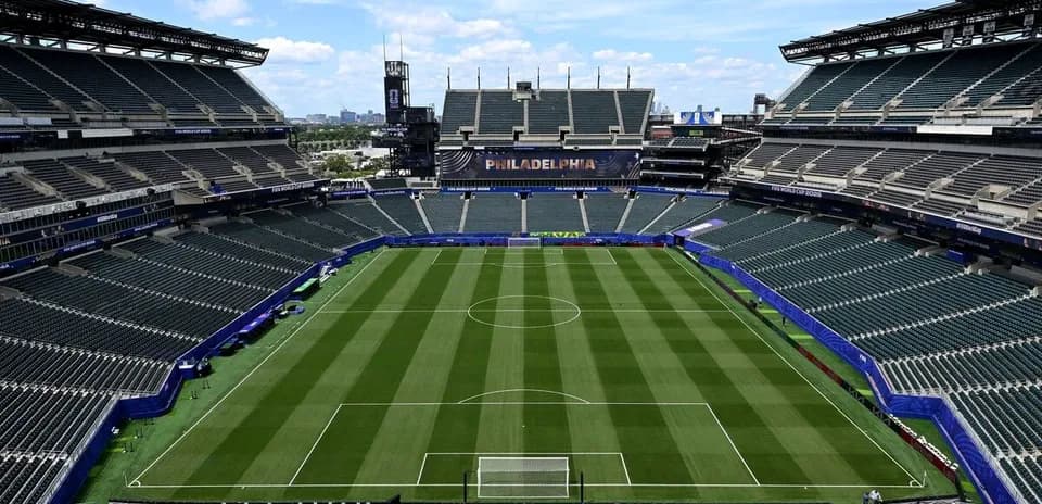 Vista del campo de fútbol en el estadio vacío