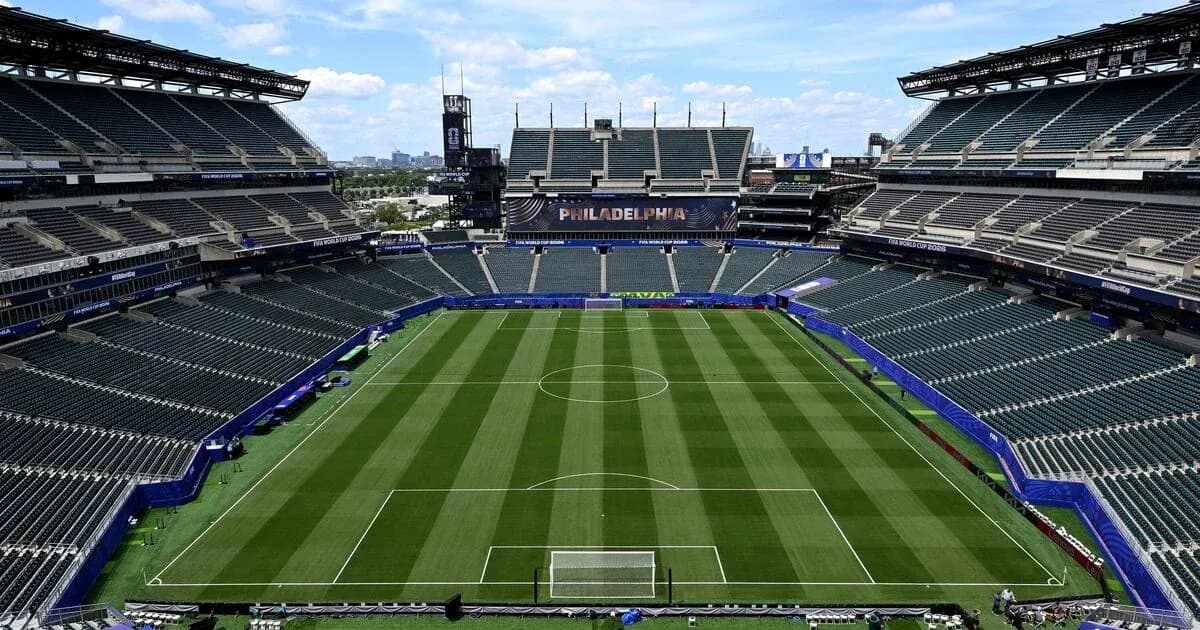 Vista del campo de fútbol en el estadio vacío