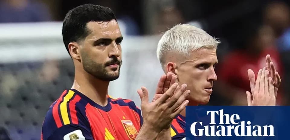 Jugadores de España aplaudiendo tras el partido