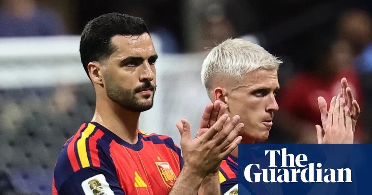 Jugadores de España aplaudiendo tras el partido