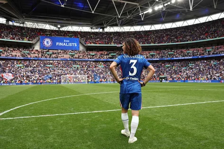Cucurella en el campo durante final de la FA Cup