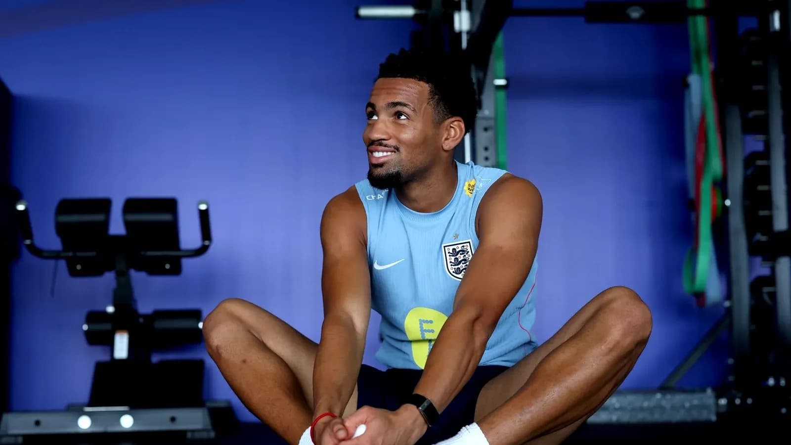 Jugador estirándose en gimnasio durante entrenamiento Jugador estirándose en gimnasio durante entrenamiento