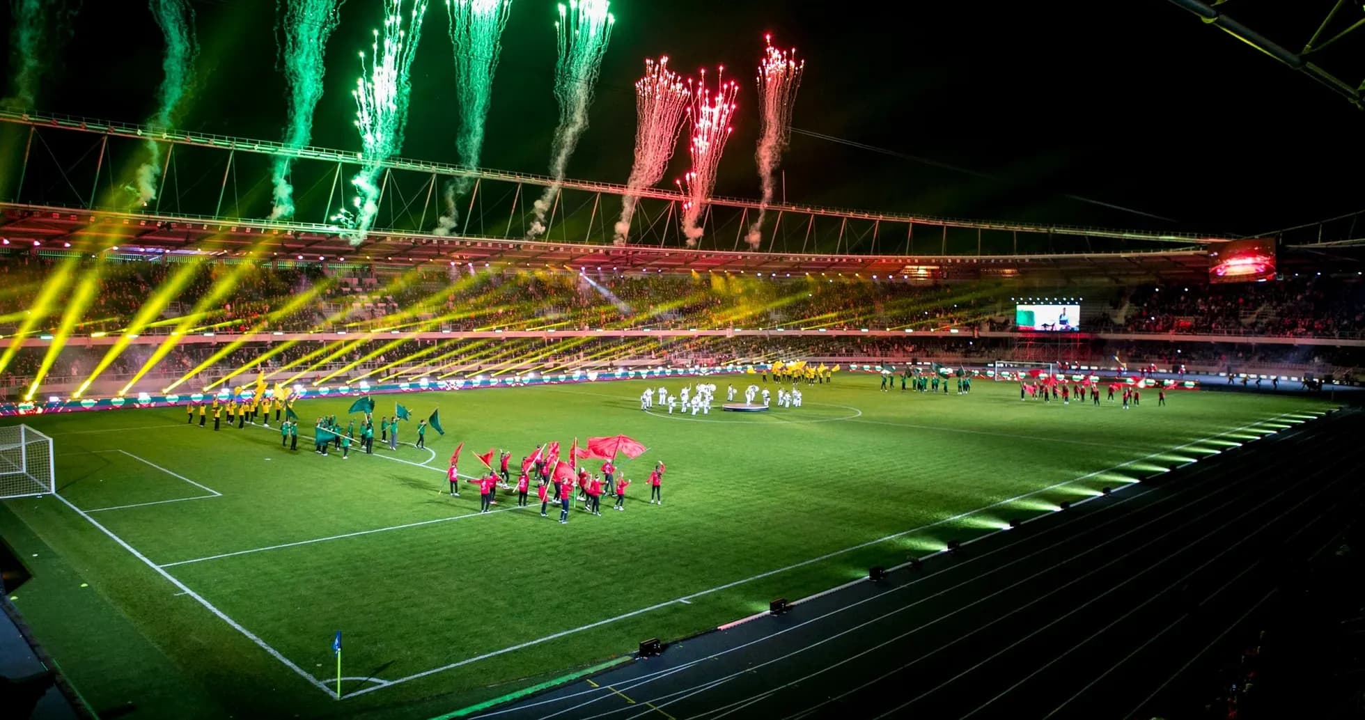 Equipos entrando al campo con fuegos artificiales Equipos entrando al campo con fuegos artificiales
