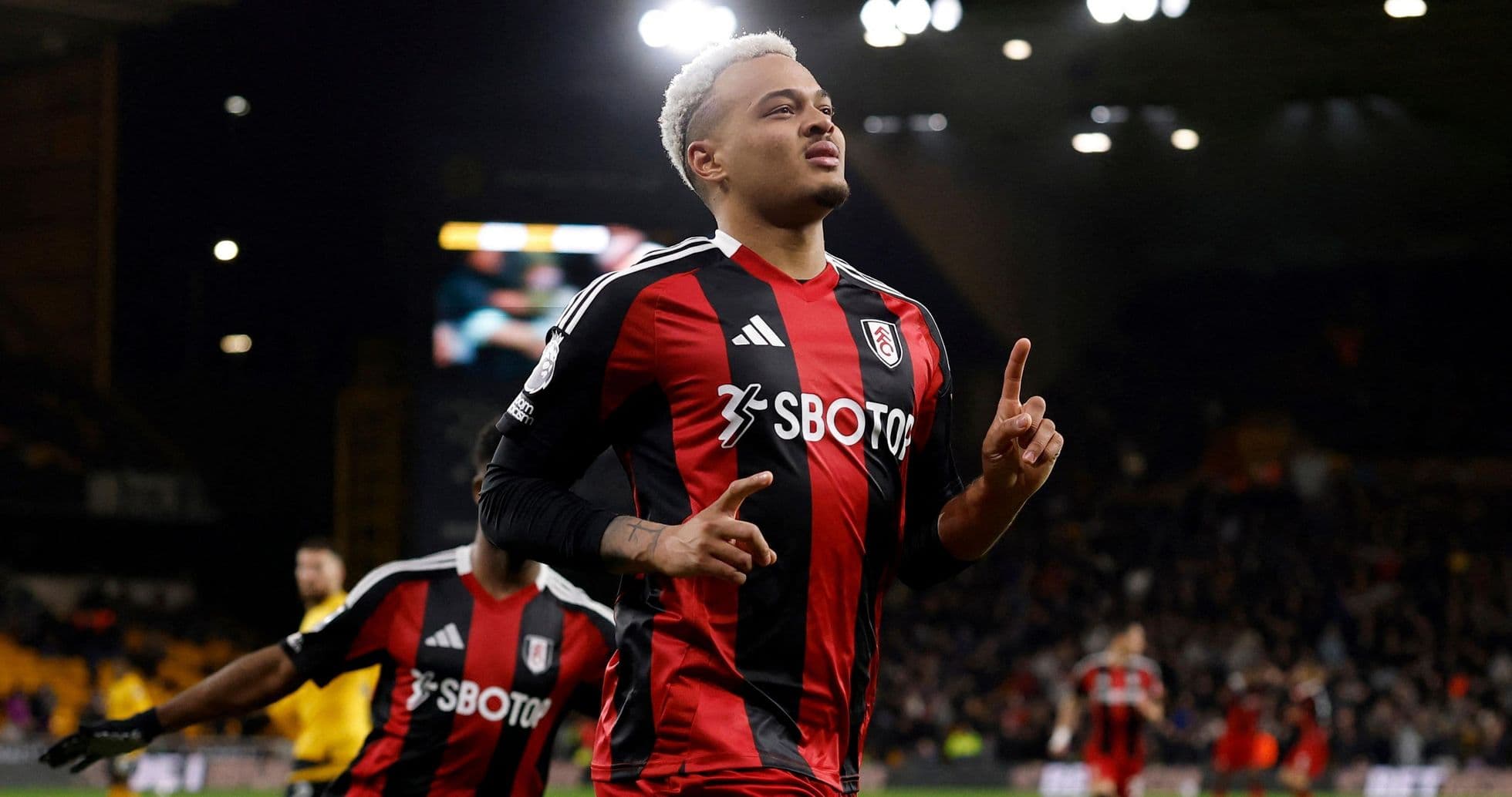 Jugador de Fulham celebra un gol en el partido Jugador de Fulham celebra un gol en el partido