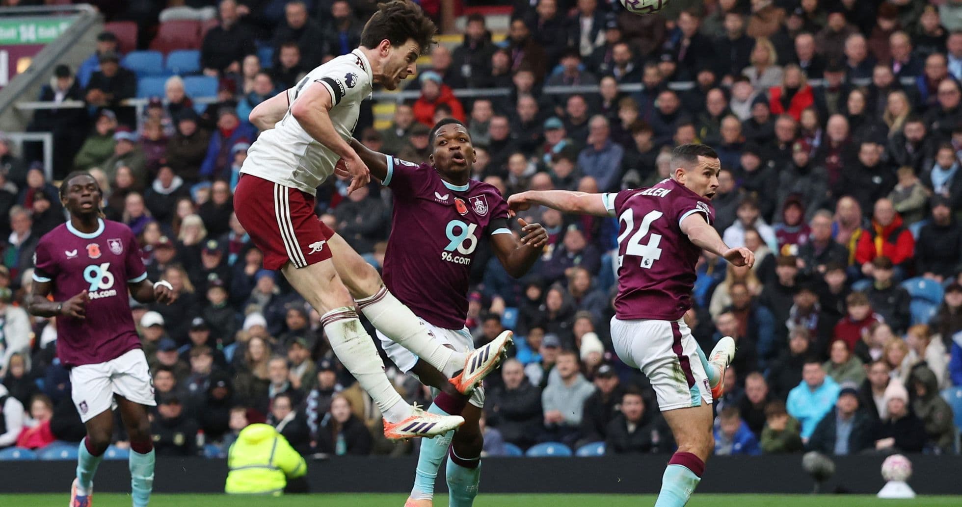 Jugador de Arsenal cabeceando el balón contra Burnley Jugador de Arsenal cabeceando el balón contra Burnley