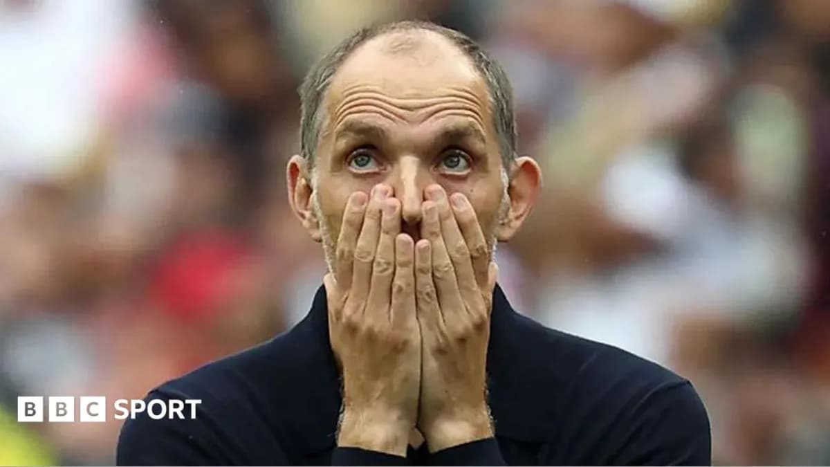 Entrenador con las manos en la cara durante partido Entrenador con las manos en la cara durante partido