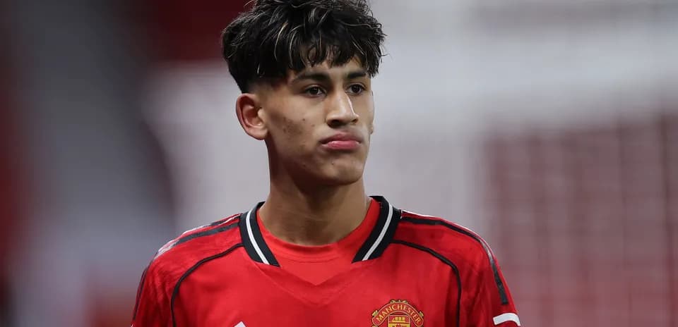 Jugador de Manchester United en uniforme rojo Jugador de Manchester United en uniforme rojo