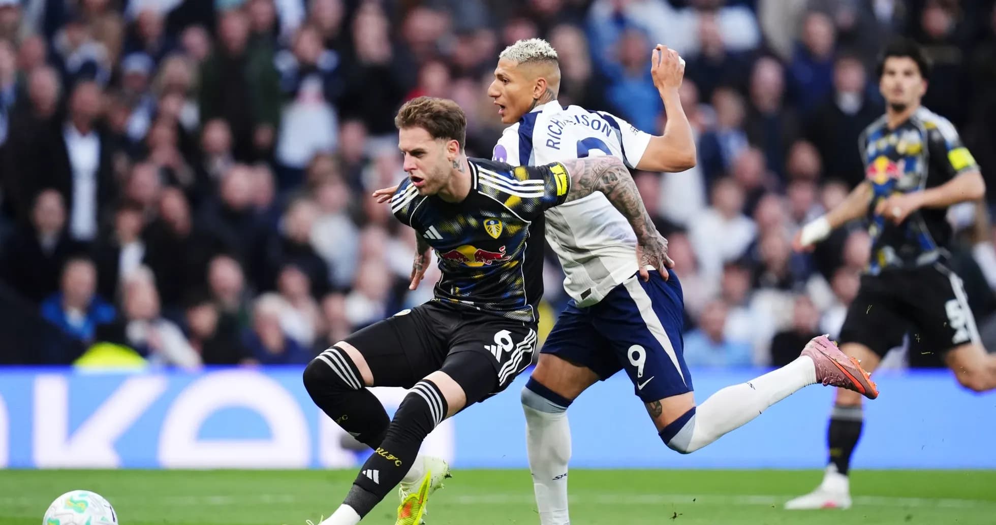 Jugador de Leeds siendo desafiado por Richarlison Jugador de Leeds siendo desafiado por Richarlison
