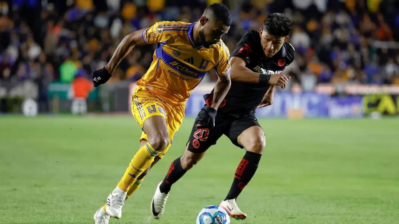 Jugador de Tigres UANL luchando por el balón Jugador de Tigres UANL luchando por el balón