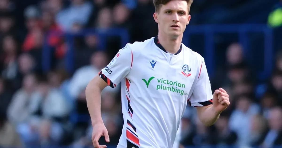 Jugador de Bolton Wanderers en acción durante el partido Jugador de Bolton Wanderers en acción durante el partido