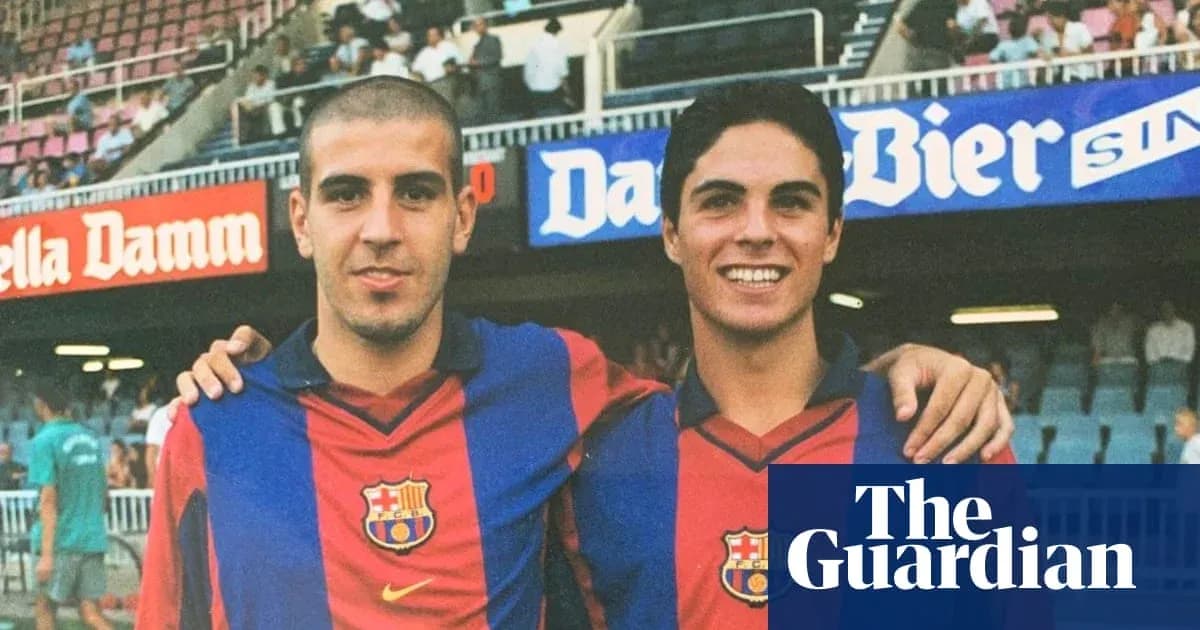 Dos jugadores de Barcelona posando en el estadio Dos jugadores de Barcelona posando en el estadio