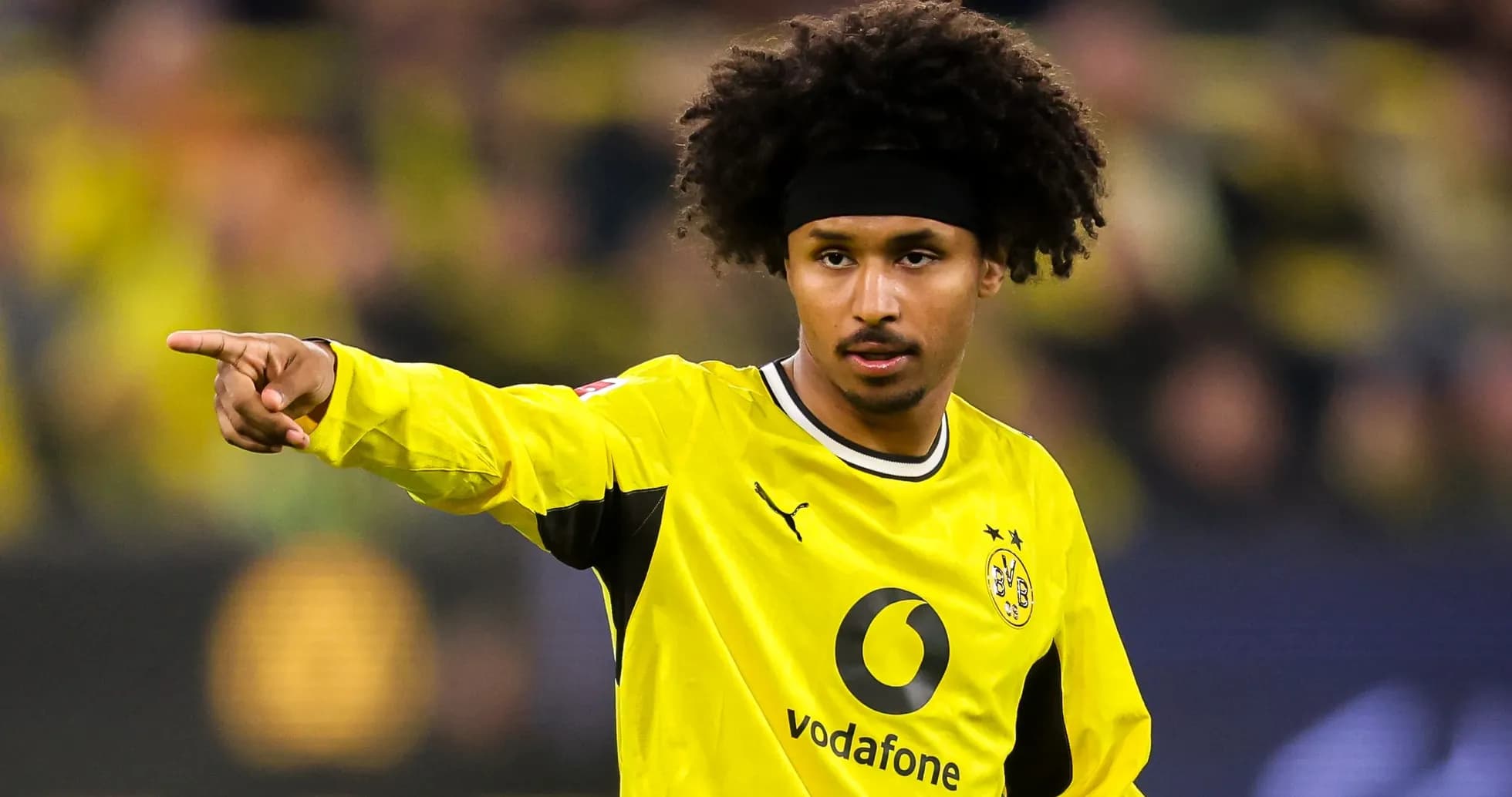 Jugador de Borussia Dortmund señalando en el campo Jugador de Borussia Dortmund señalando en el campo