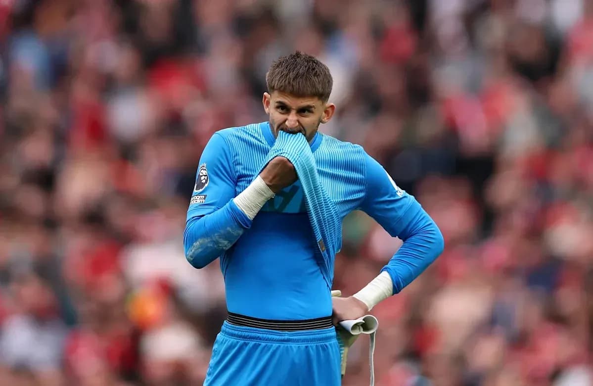 Portero sosteniendo su camiseta en el campo Portero sosteniendo su camiseta en el campo